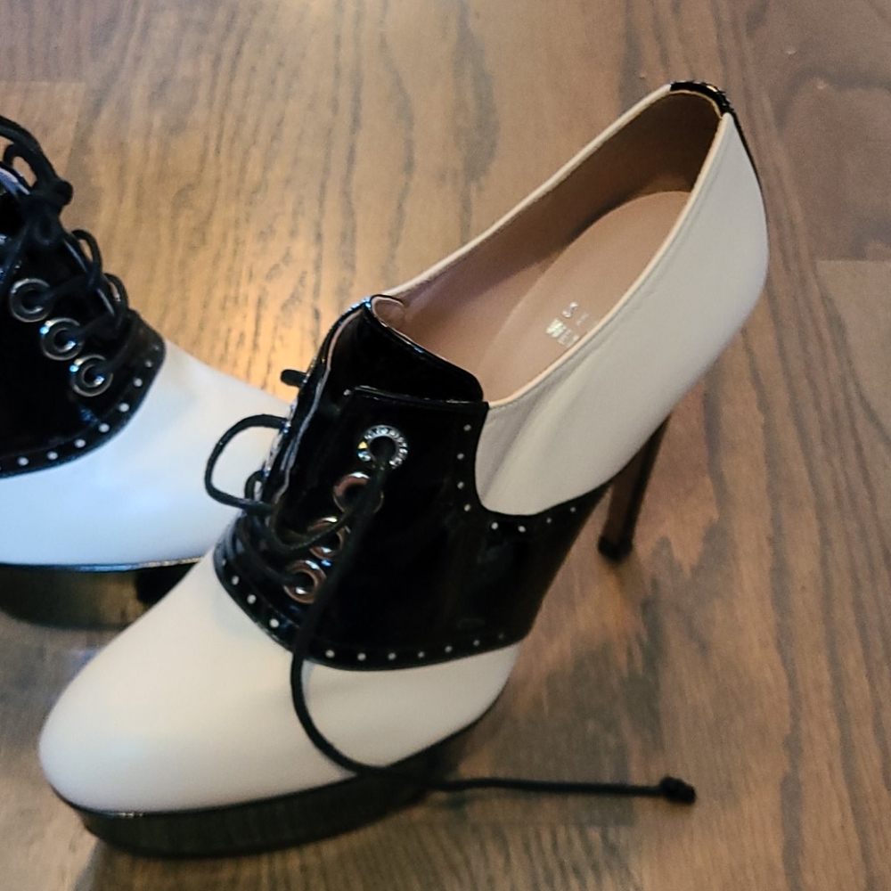 Stuart Weitzman Black/White booties